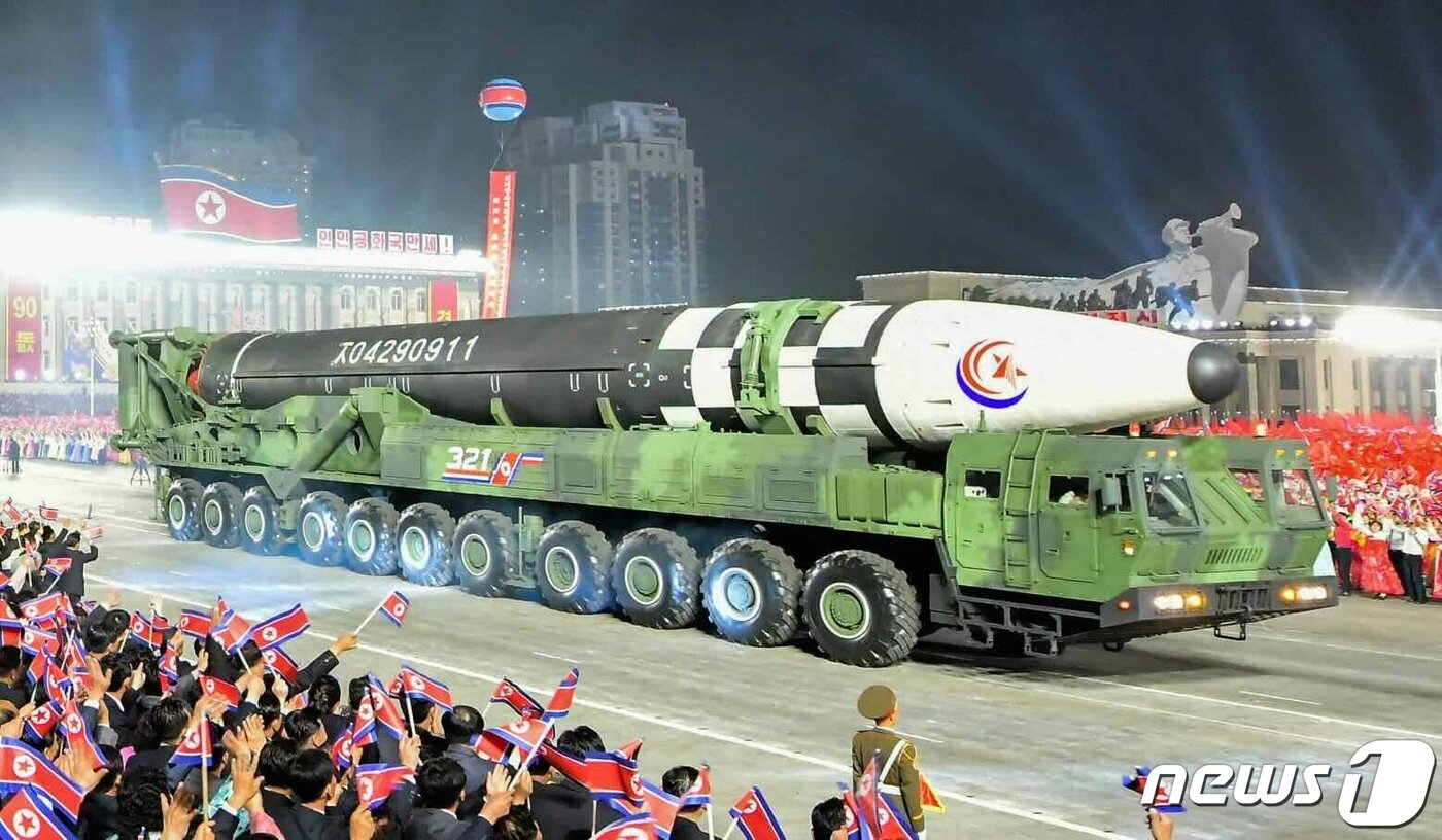 본문 이미지 - (평양 노동신문=뉴스1) = 작년 4월 열병식에 등장한 북한 대륙간탄도미사일(ICBM) 화성-17형. [국내에서만 사용가능. 재배포 금지. DB 금지. For Use Only in the Republic of Korea. Redistribution Prohibited] rodongphoto@news1.kr