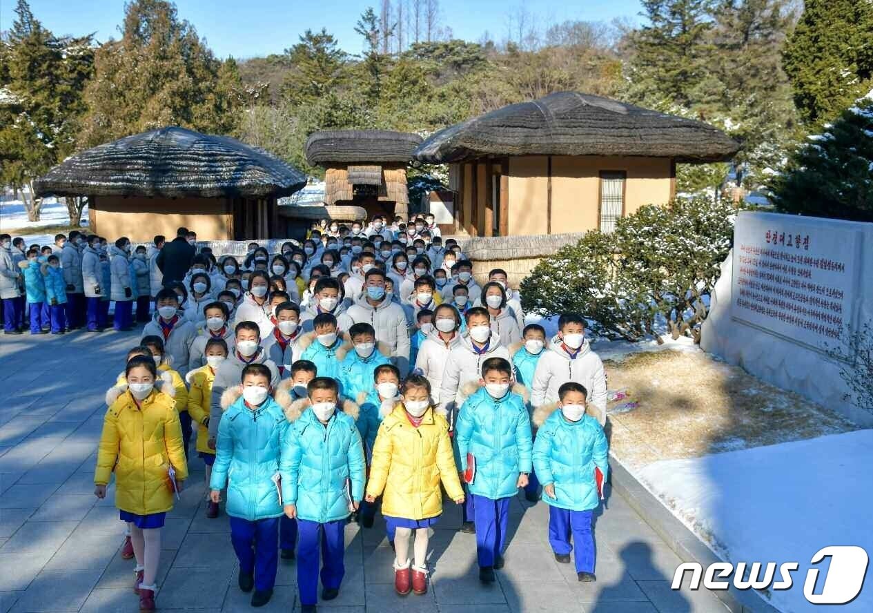 본문 이미지 - (평양 노동신문=뉴스1) = 조선소년단 제9차 대회 참가자들이 마스크를 착용한 채 만경대를 방문했다. [국내에서만 사용가능. 재배포 금지. DB 금지. For Use Only in the Republic of Korea. Redistribution Prohibited] rodongphoto@news1.kr