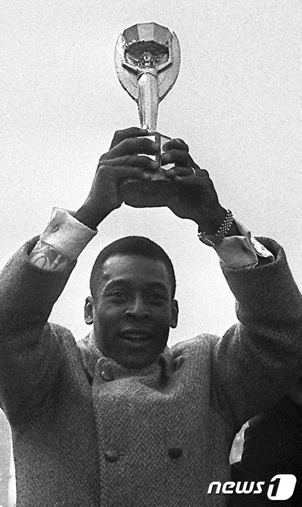 본문 이미지 - 30일 세상을 떠난 황제 펠레 ⓒ AFP=뉴스1