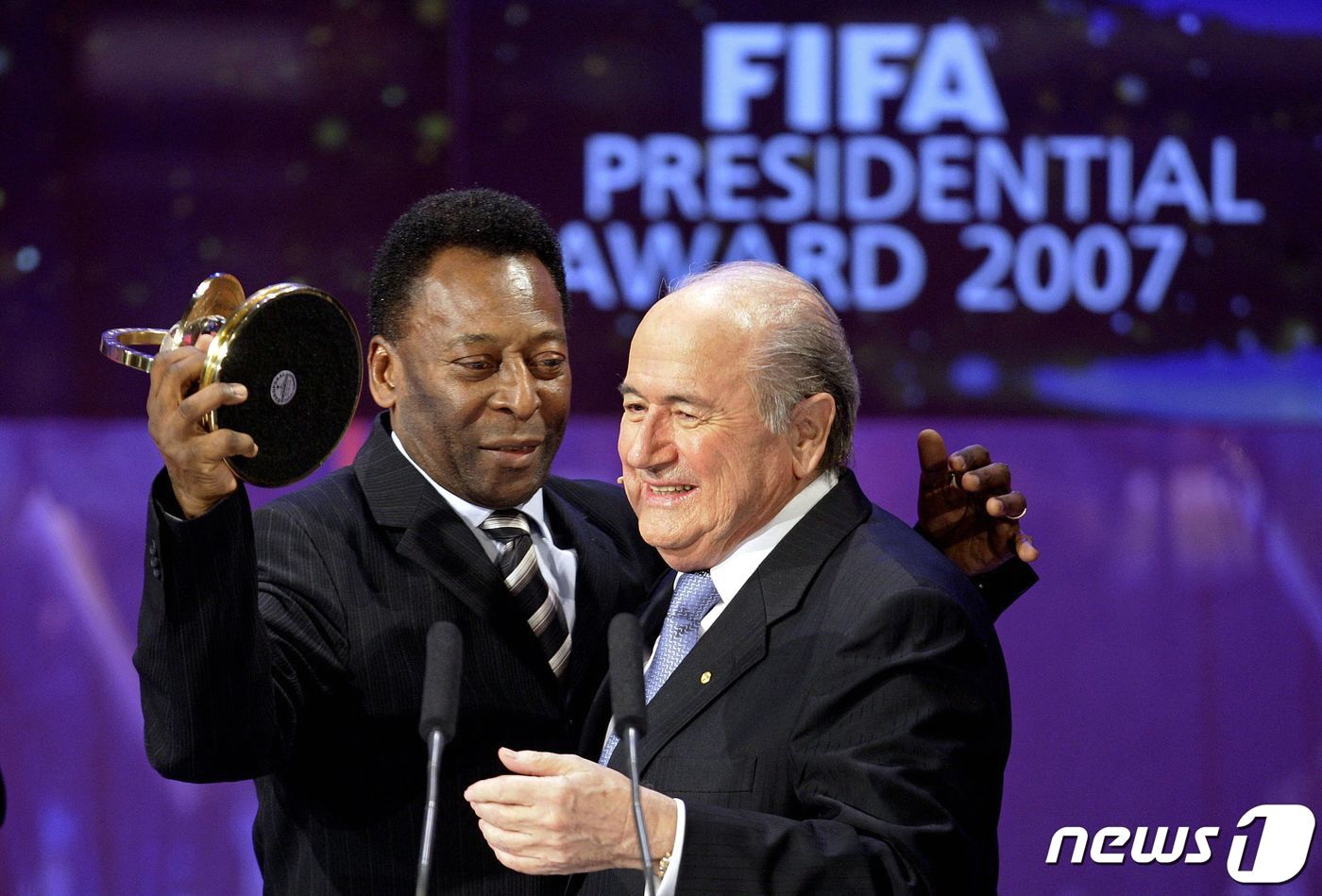 본문 이미지 - 축구 황제 펠레(왼쪽). ⓒ AFP=뉴스1