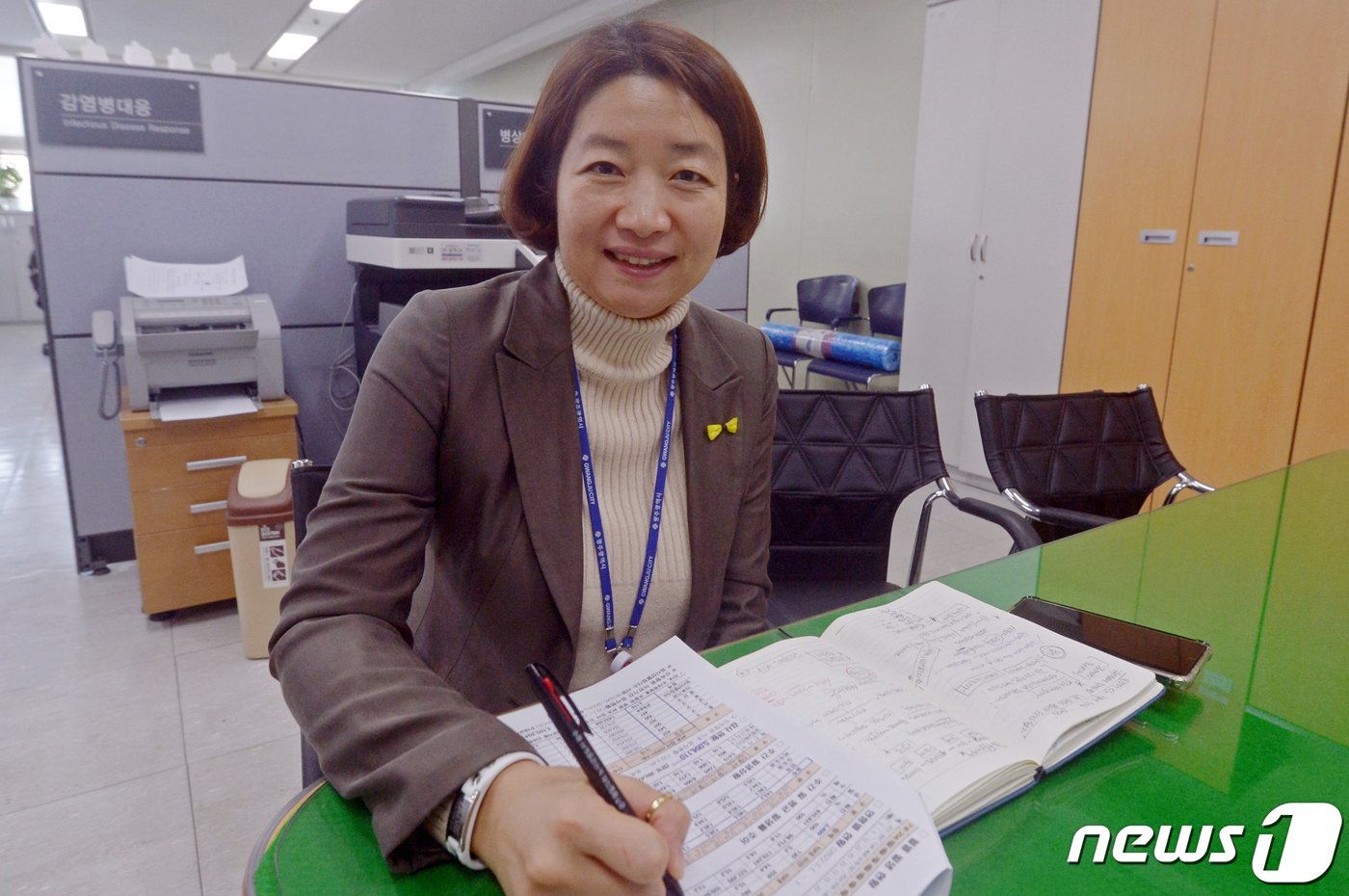 본문 이미지 - 지난 30일 오전 광주 서구 치평동의 광주광역시청에서 코로나19 관련 언론 응대 등을 담당하는 이정수 주무관이 인터뷰를 하고 있다. 2022.12.30/뉴스1 ⓒ News1 이승현 기자