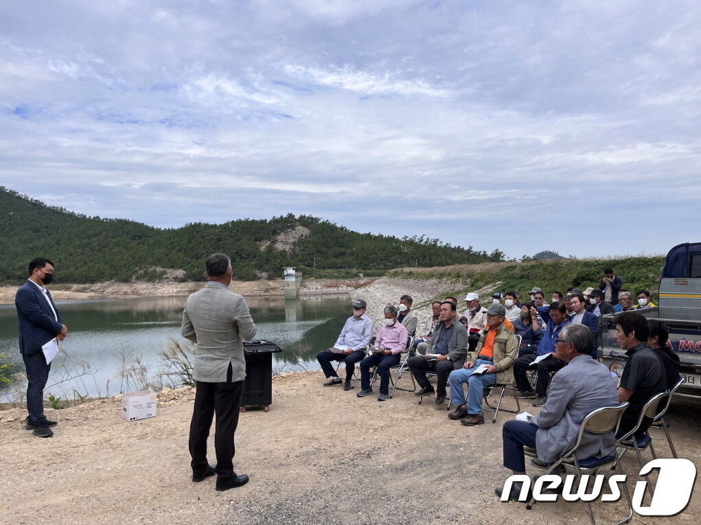 본문 이미지 - 신안군이 비금도 이장단회의를 수원지 현장에서 실시해 물 부족 위기상황을 인식하고 공유하도록 했다.(신안군 제공)/뉴스1