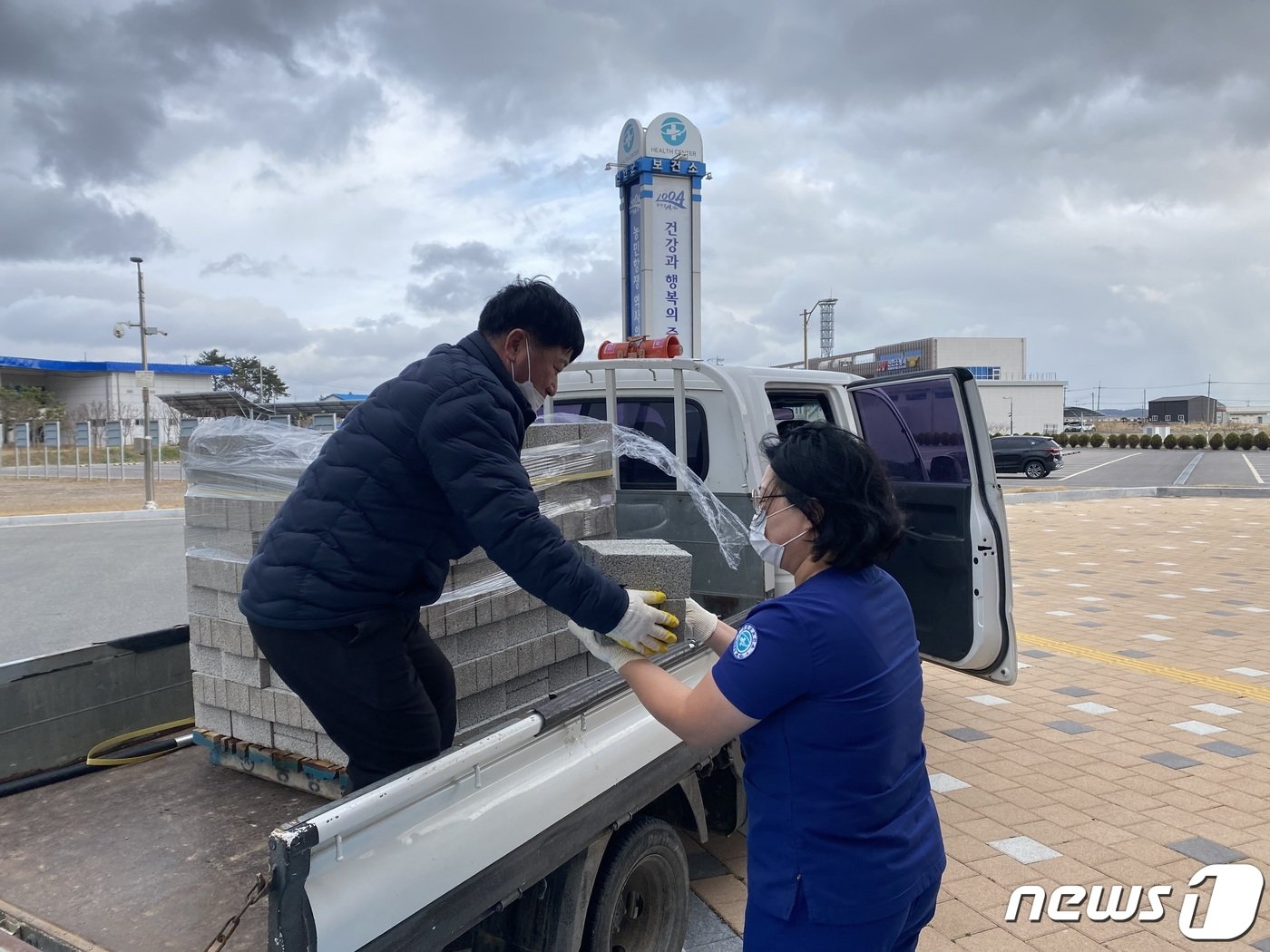 신안군이 물 절약 실천을 위해 직접 벽돌을 구매해 주민들에게 나눠주고 있다.&#40;신안군 제공&#41;/뉴스1