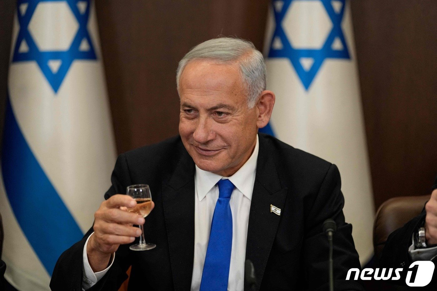 본문 이미지 - 베냐민 네타냐후 이스라엘 총리가 29일(현지시간) 1년 반 만에 총리로 복귀해 예루살렘에서 새 정부 첫 각료회의서 건배를 하고 있다. ⓒ AFP=뉴스1 ⓒ News1 우동명 기자