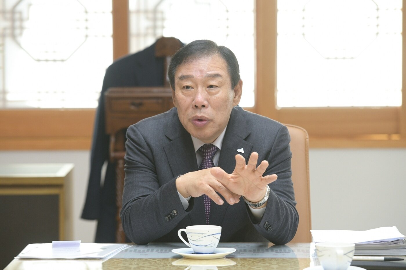 본문 이미지 - 진지한 표정으로 새해 시정 구상을 설명하는 최민호 세종시장. /뉴스1