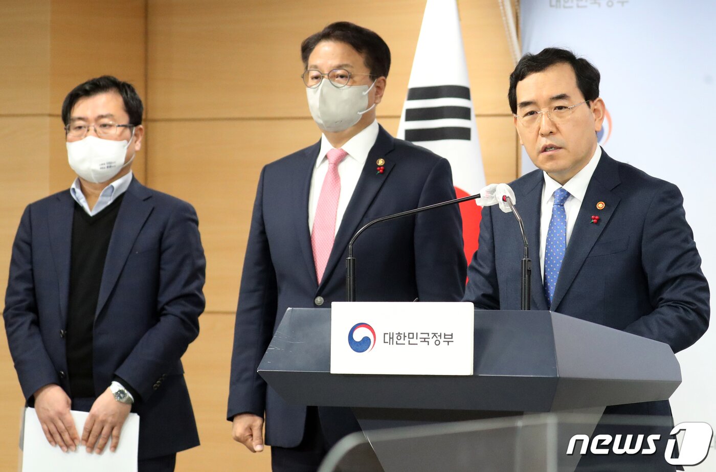 본문 이미지 - 이창양 산업통상자원부 장관이 30일 오전 서울 종로구 세종대로 정부서울청사에서 전기요금 인상 발표를 하고 있다. 2022.12.30/뉴스1 ⓒ News1 김명섭 기자