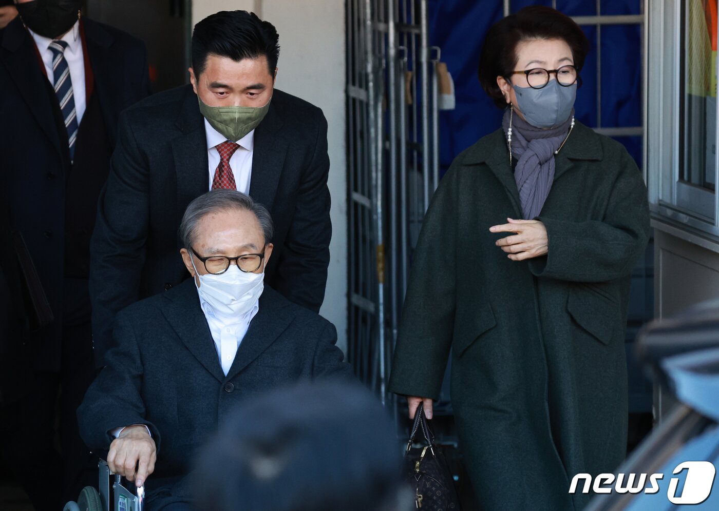 본문 이미지 - 신년 특별사면으로 4년 9개월 만에 사면·복권된 이명박 전 대통령이 30일 입원 치료를 받아온 서울 종로구 서울대병원에서 퇴원하고 있다. (공동취재) 2022.12.30/뉴스1 ⓒ News1 임세영 기자