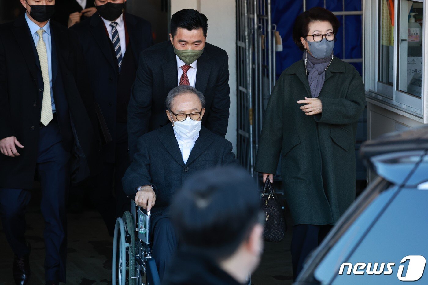 본문 이미지 - 신년 특별사면으로 4년 9개월 만에 사면·복권된 이명박 전 대통령이 30일 입원 치료를 받아온 서울 종로구 서울대병원에서 퇴원하고 있다. (공동취재) 2022.12.30/뉴스1 ⓒ News1 임세영 기자