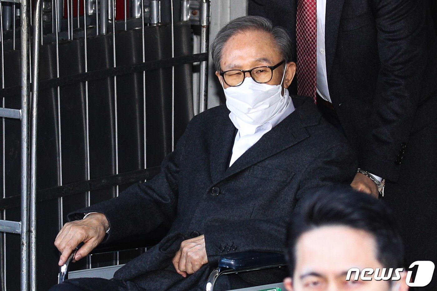 본문 이미지 - 신년 특별사면으로 4년 9개월 만에 사면·복권된 이명박 전 대통령이 30일 입원 치료를 받아온 서울 종로구 서울대병원에서 퇴원하고 있다. (공동취재) 2022.12.30/뉴스1 ⓒ News1 임세영 기자