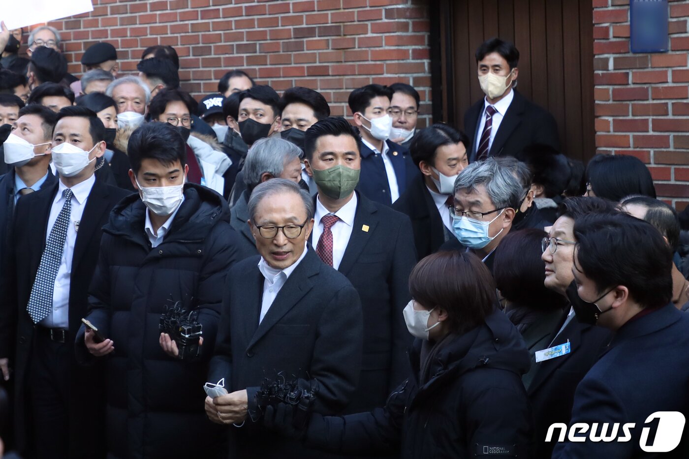 본문 이미지 - 신년 특별사면으로 4년 9개월 만에 사면·복권된 이명박 전 대통령이 30일 오후 서울 강남구 사저 앞에서 소감을 밝히고 있다. 2022.12.30/뉴스1