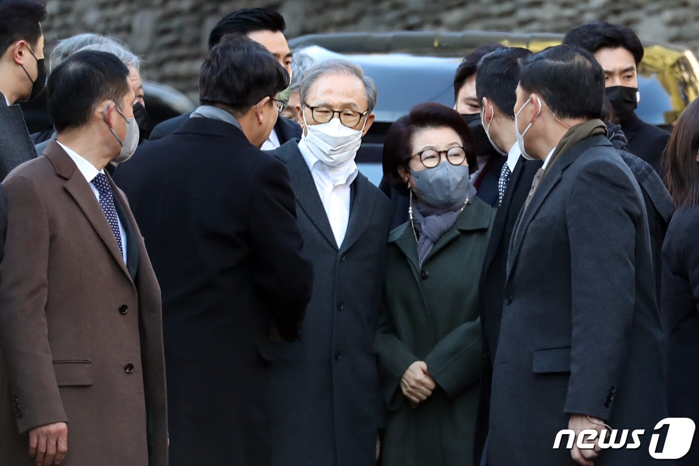 본문 이미지 - 신년 특별사면으로 4년 9개월 만에 사면·복권된 이명박 전 대통령이 30일 오후 서울 강남구 사저 앞에서 김윤옥 여사와 함께 지지자들의 환영을 받으며 발걸음을 옮기고 있다. 2022.12.30/뉴스1 ⓒ News1 황기선 기자