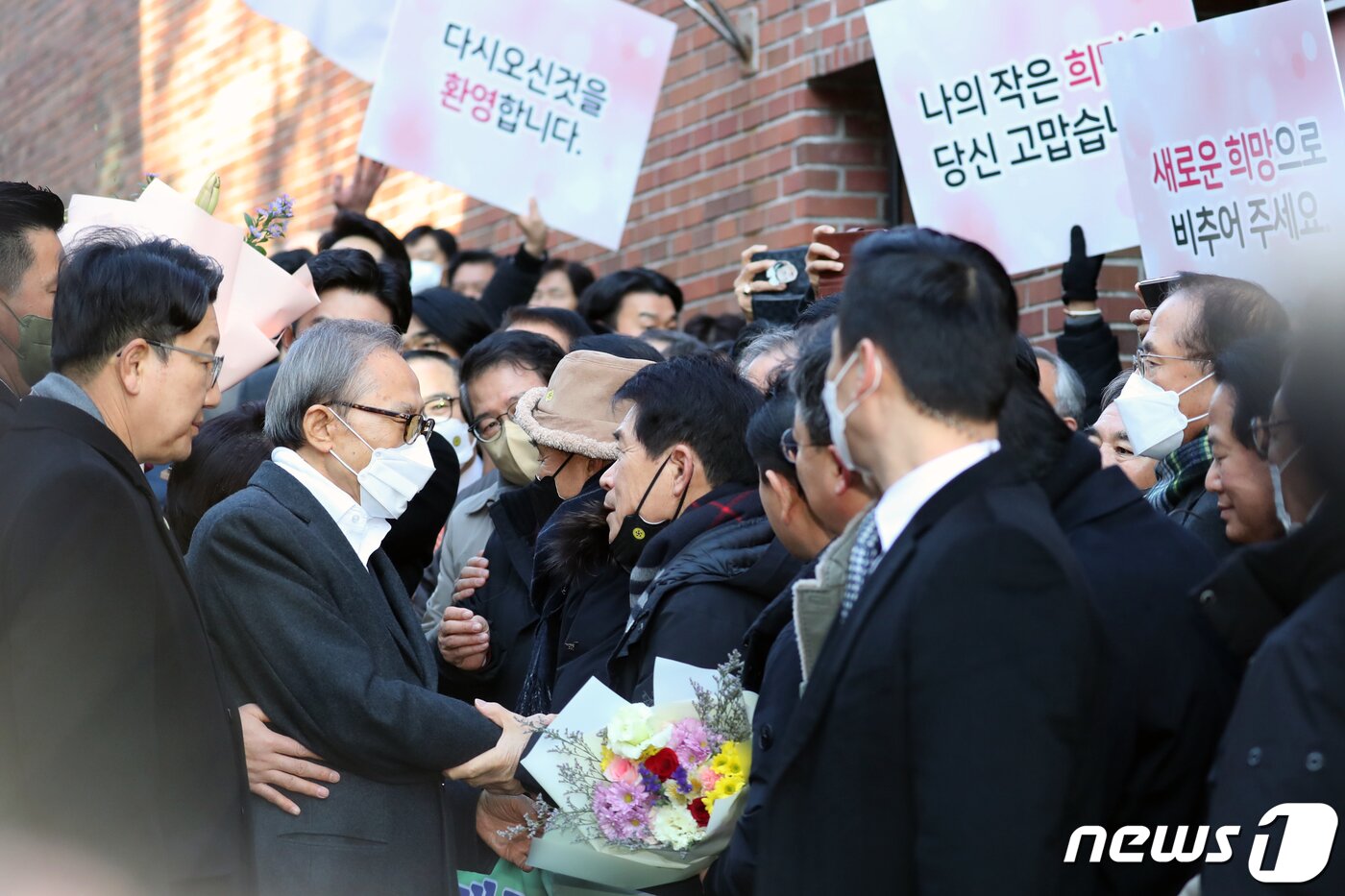 본문 이미지 - 신년 특별사면으로 4년 9개월 만에 사면·복권된 이명박 전 대통령이 30일 오후 서울 강남구 사저 앞에서 지지자들의 환영을 받으며 발걸음을 옮기고 있다. 2022.12.30/뉴스1 ⓒ News1 황기선 기자