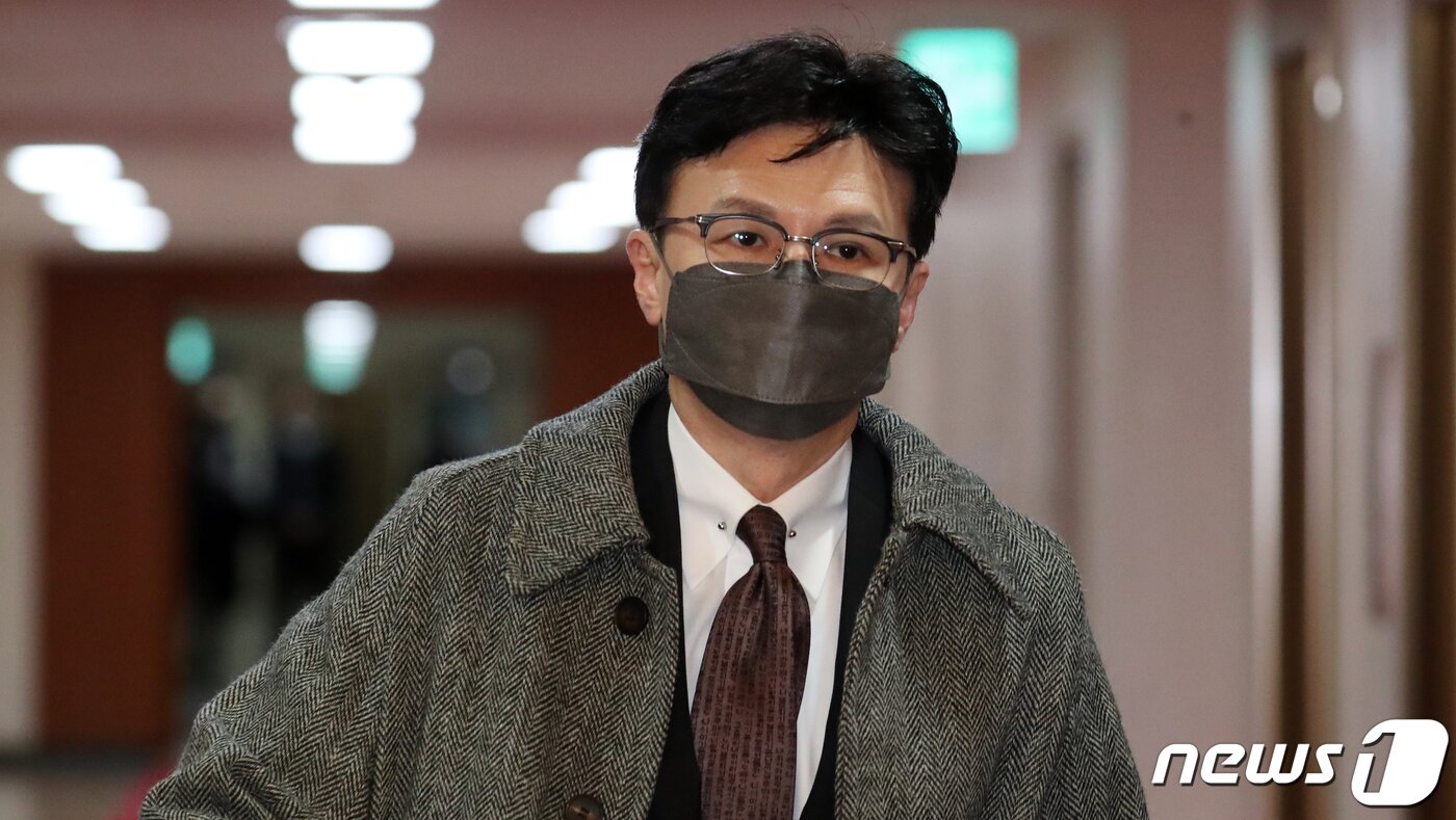 본문 이미지 - 한동훈 법무부 장관이 지난해 12월30일 서울 종로구 세종대로 정부서울청사에서 열린 임시 국무회의에 참석하고 있다. 2022.12.30/뉴스1 ⓒ News1 김명섭 기자