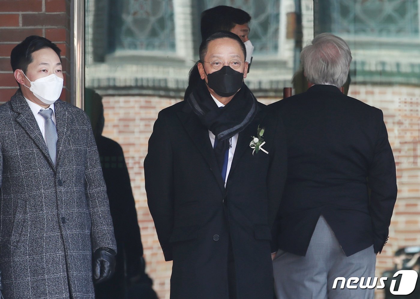 본문 이미지 - 정태영 현대카드 부회장이 30일 서울 중구 명동성당에서 아들 정준 씨와 여자골프 세계랭킹 1위 리디아 고의 결혼식에 참석하고 있다. 2022.12.30/뉴스1 ⓒ News1 김민지 기자