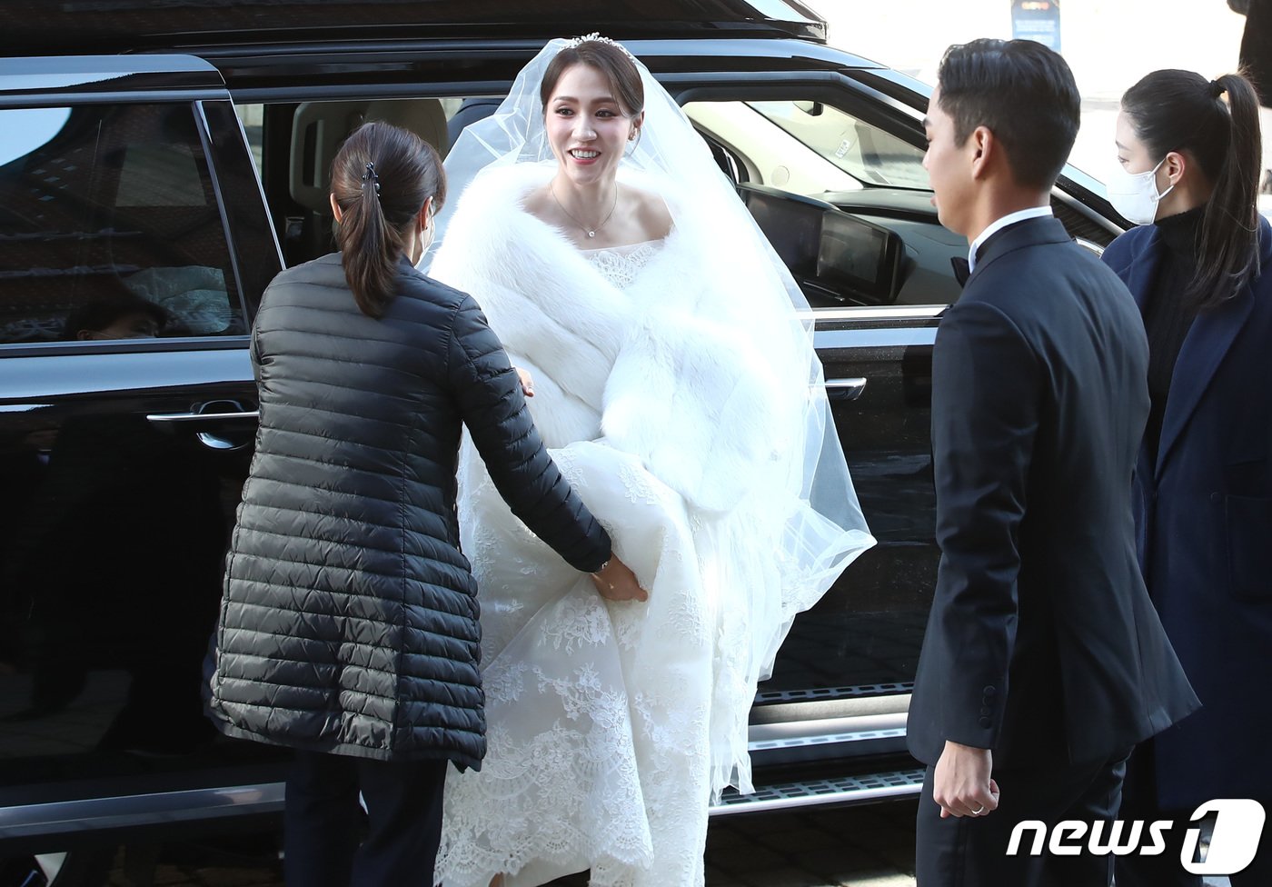 본문 이미지 - 여자 골프 세계랭킹 1위 리디아 고가 30일 서울 중구 명동성당에서 정태영 현대카드 부회장의 아들 정준 씨와의 결혼식을 위해 차에서 내리고 있다. 2022.12.30/뉴스1 ⓒ News1 김민지 기자