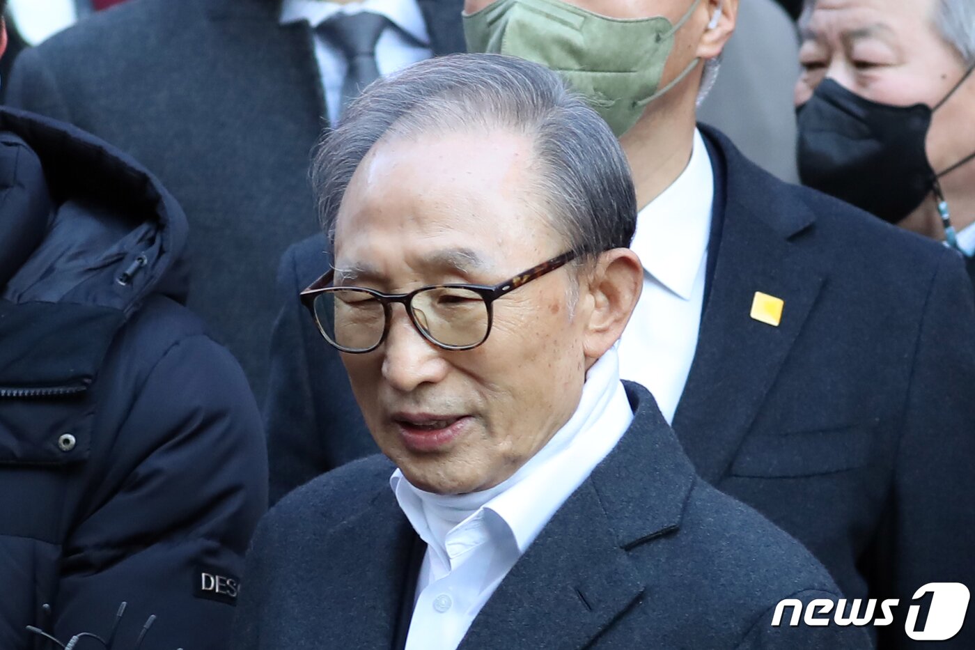본문 이미지 - 신년 특별사면으로 4년 9개월 만에 사면·복권된 이명박 전 대통령이 30일 오후 서울 강남구 사저 앞에서 소감을 밝히고 있다. 2022.12.30/뉴스1 ⓒ News1 황기선 기자