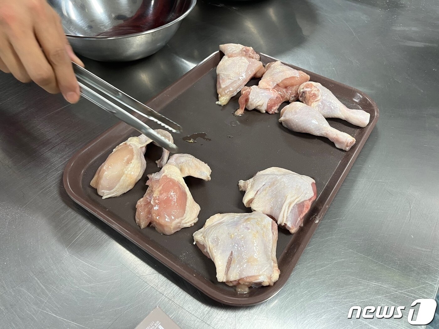 본문 이미지 - BBQ는 치킨 육즙을 위해 10호 닭을 8조각으로 정육해 사용한다. ⓒ News1 신민경 기자