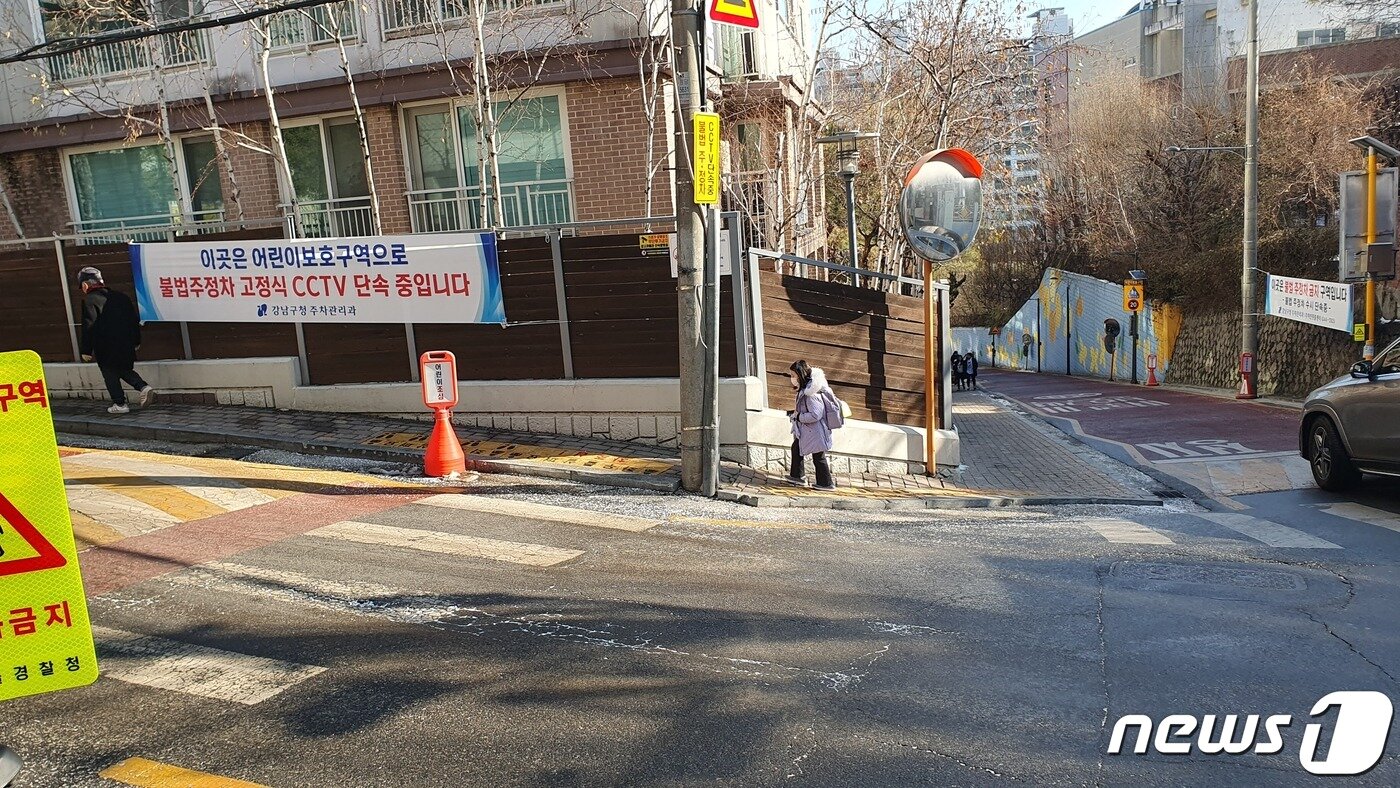 본문 이미지 - 서울 언북초등학교 후문에서 한 어린이가 지나가고 있다. (뉴스1DB) ⓒ News1 