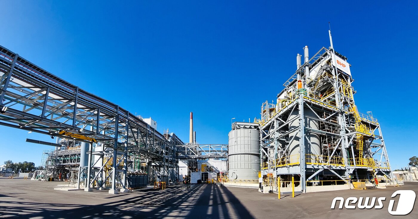 본문 이미지 - 호주 서호주주(州) 퍼스 인근에 있는 세계 최대 광산업체 BHP 전경. 이곳은 2021년 미국 전기차 업체 테슬라와 니켈 수급 계약을 맺은 바 있다. ⓒ 뉴스1 황덕현 기자