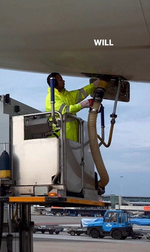 본문 이미지 - 비행기 화장실 오물을 수거하는 정화조 트럭의 모습. (개럿 인스타그램 갈무리)