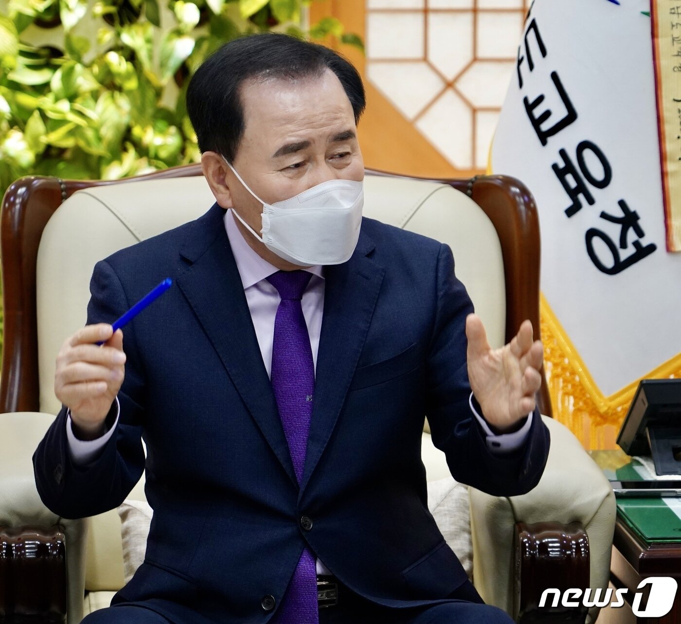 본문 이미지 - 김지철 충남교육감이 뉴스1과 인터뷰를 하고 있다. /뉴스1