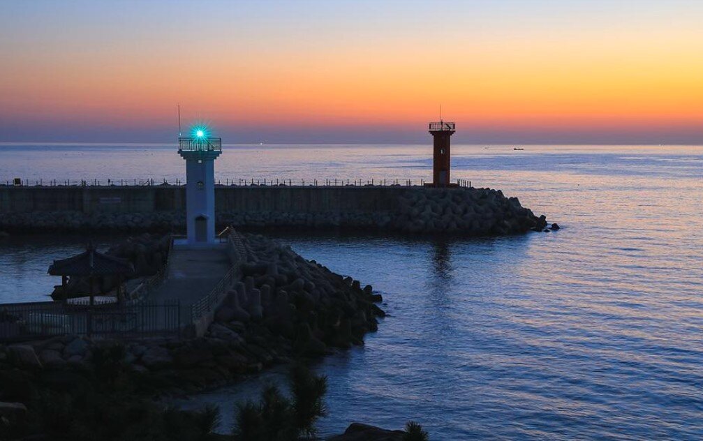 본문 이미지 - 붉은 기운으로 물든 수평선(한국관광공사 강원지사 모먼트스튜디오 제공)