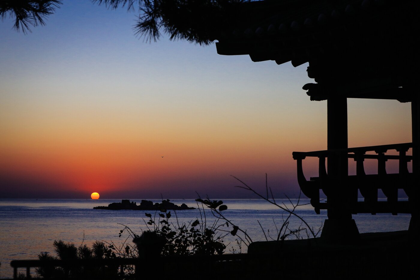 본문 이미지 - 천학정에서 바라본 일출(한국관광공사 제공)