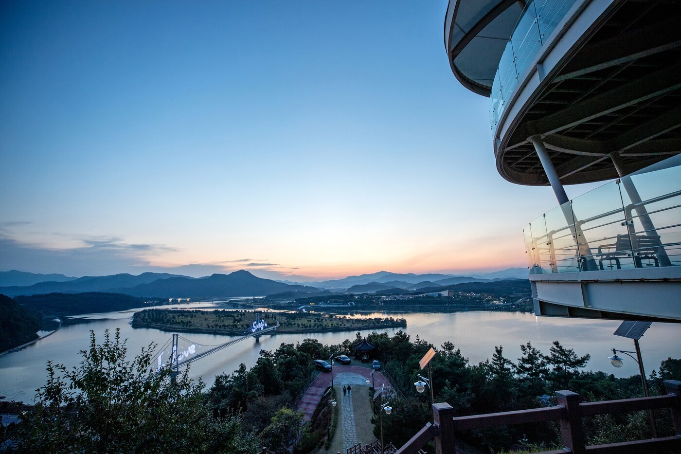 본문 이미지 - 학 모양을 형상화한 상주 학 전망대(한국관광공사 제공) 