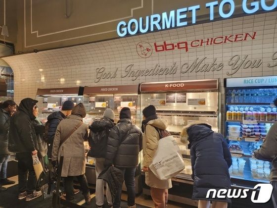 미국 뉴욕 맨해튼에 위치한 BBQ K타운점에서 소비자들이 치킨을 고르고 있다.© News1 이상학 기자