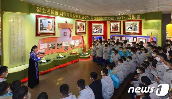 \'청년운동사적관\' 참관하는 북한 조선소년단 대회 참가자들