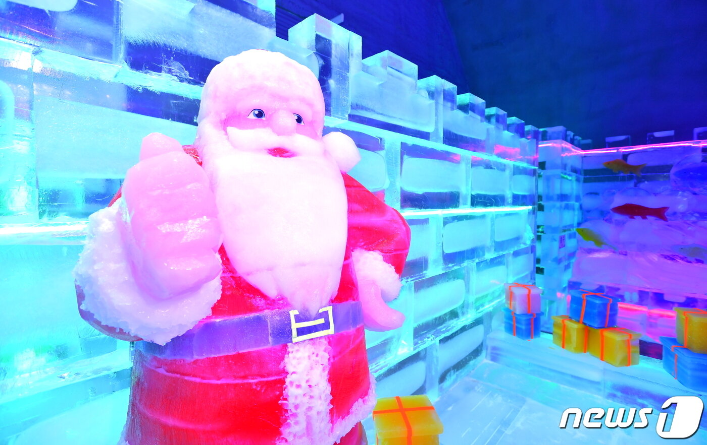 본문 이미지 - 강원 화천에 조성된 세계최대 실내얼음조각광장.(화천군 제공)