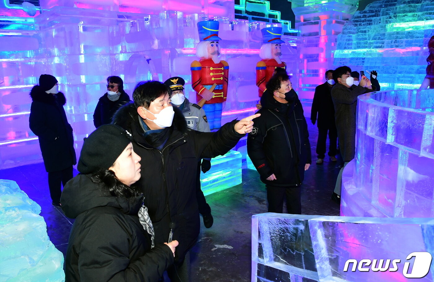 본문 이미지 - 세계최대 실내얼음조각광장 둘러보는 최문순 화천군수와 군 관계자(화천군 제공)