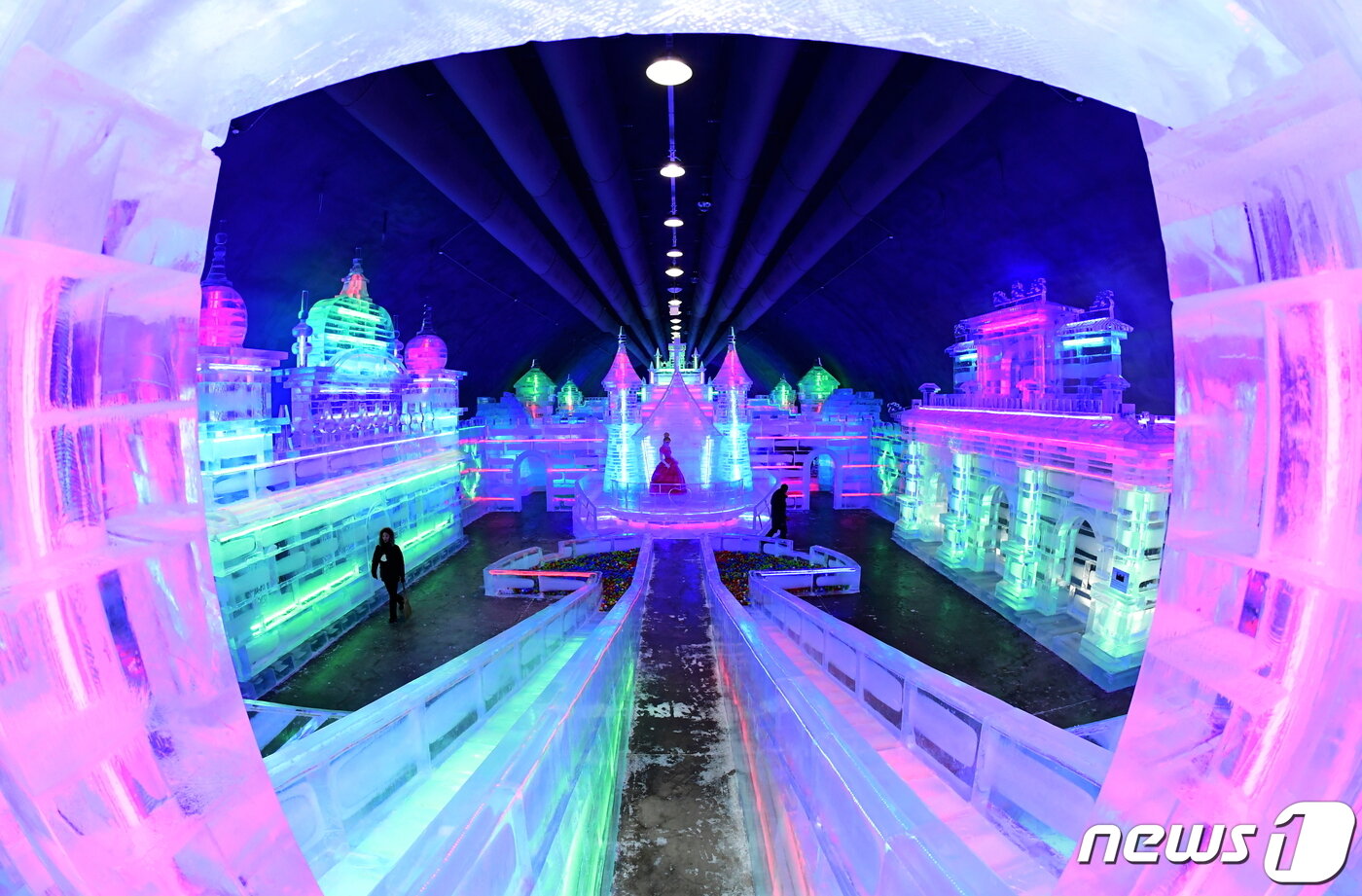 본문 이미지 - 강원 화천에 조성된 세계최대 실내얼음조각광장.(화천군 제공)