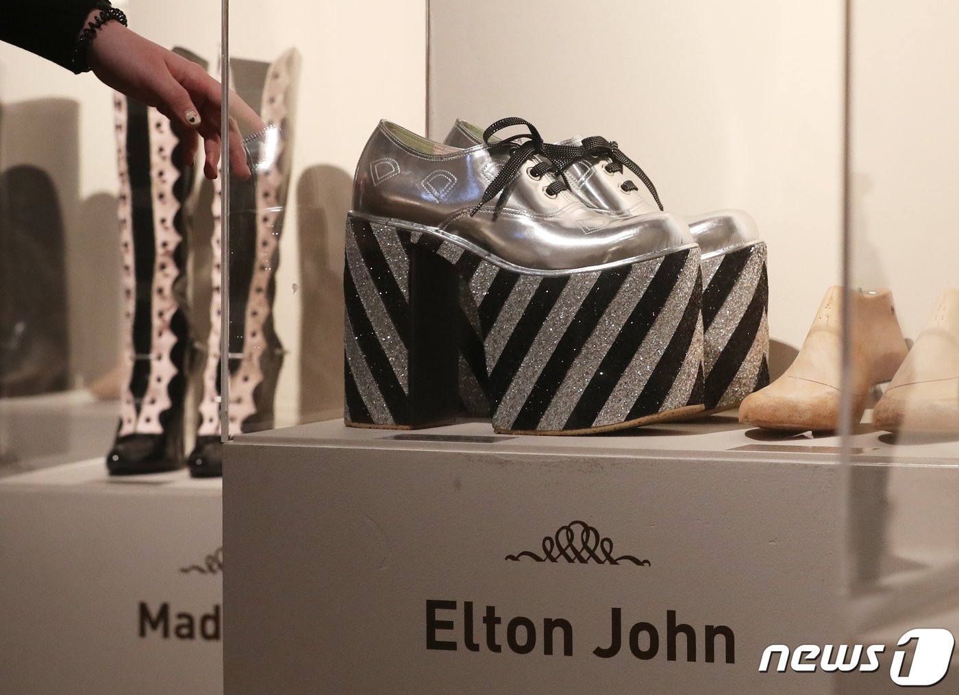 본문 이미지 - 31일 서울 종로구 세종문화회관 미술관에서 이랜드뮤지엄 주최로 열린 셀럽이 사랑한 가방·신발(Bag&Shoes)'전에서 참석자들이 엘튼존의 패션 아이템을 관람하고 있다. (사진은 기사 내용과 무관함) 2022.12.31/뉴스1 ⓒ News1 송원영 기자