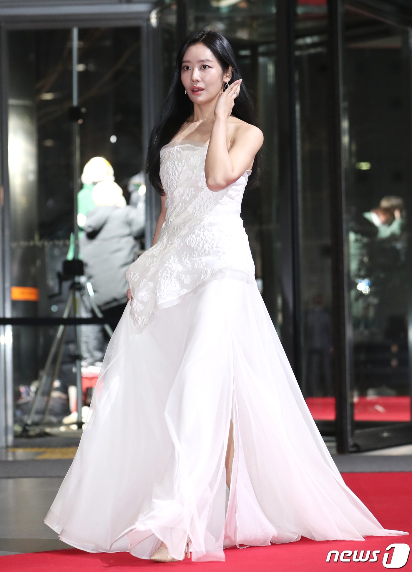 본문 이미지 - 배우 차주영이 31일 오후 서울 상암동 SBS 프리즘타워에서 진행된 '2022 SBS 연기대상'에서 레드카펫을 밟고 있다. ⓒ News1 권현진 기자