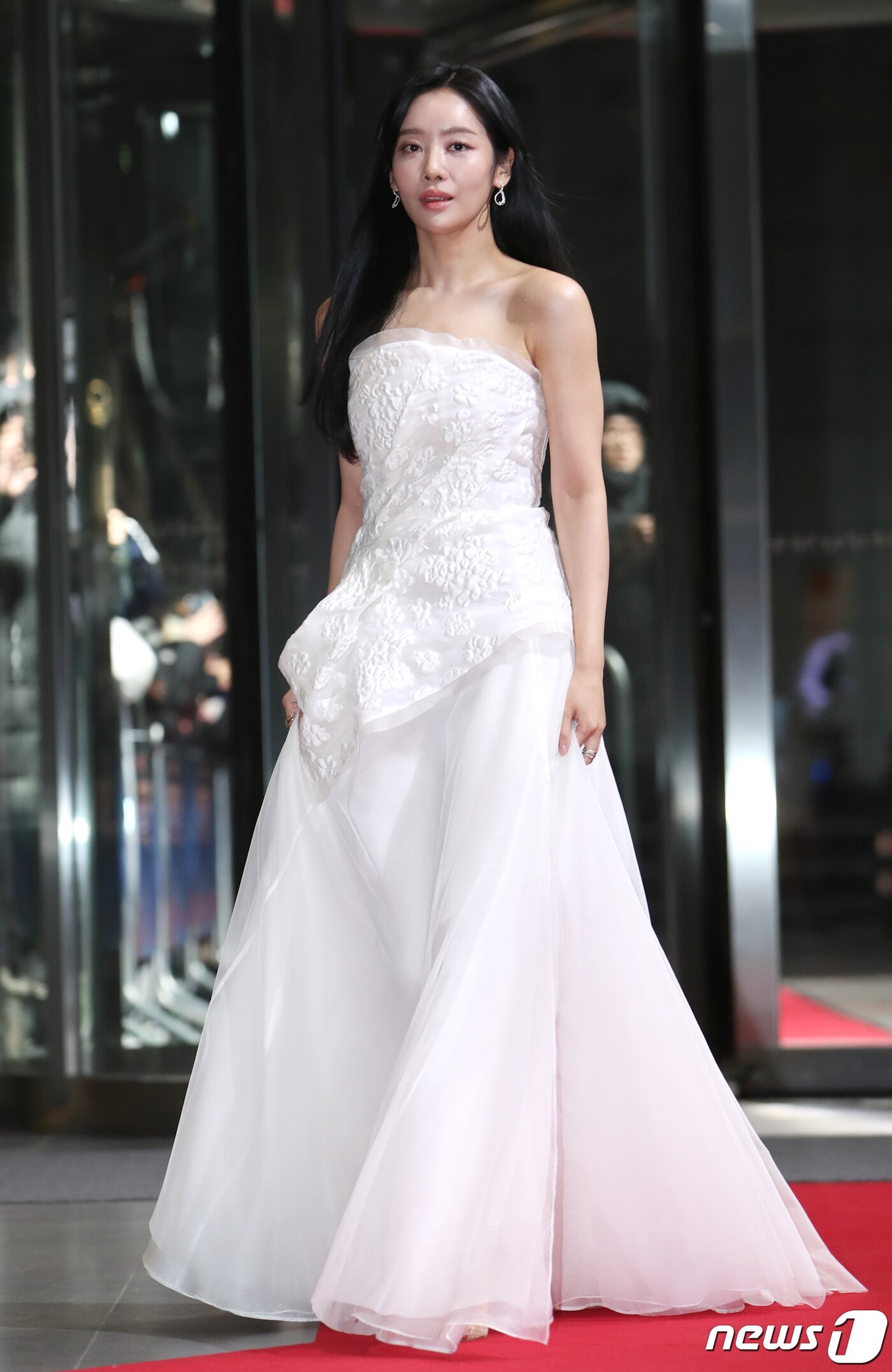 본문 이미지 - 배우 차주영이 31일 오후 서울 상암동 SBS 프리즘타워에서 진행된 '2022 SBS 연기대상'에서 순백의 오프숄더 드레스를 입고 레드카펫을 밟고 있다. ⓒ News1 권현진 기자