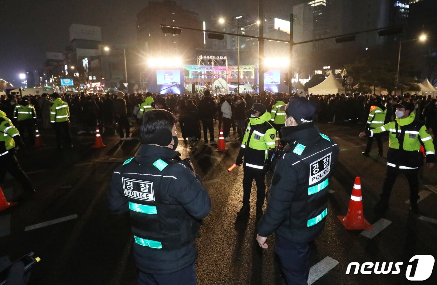 본문 이미지 - 2022년 마지막 날인 31일 서울 종로구 보신각에서 열린 제야의 타종행사를 앞두고 경찰들이 도로 통제를 하고 있다. 2022.12.31/뉴스1 ⓒ News1 송원영 기자