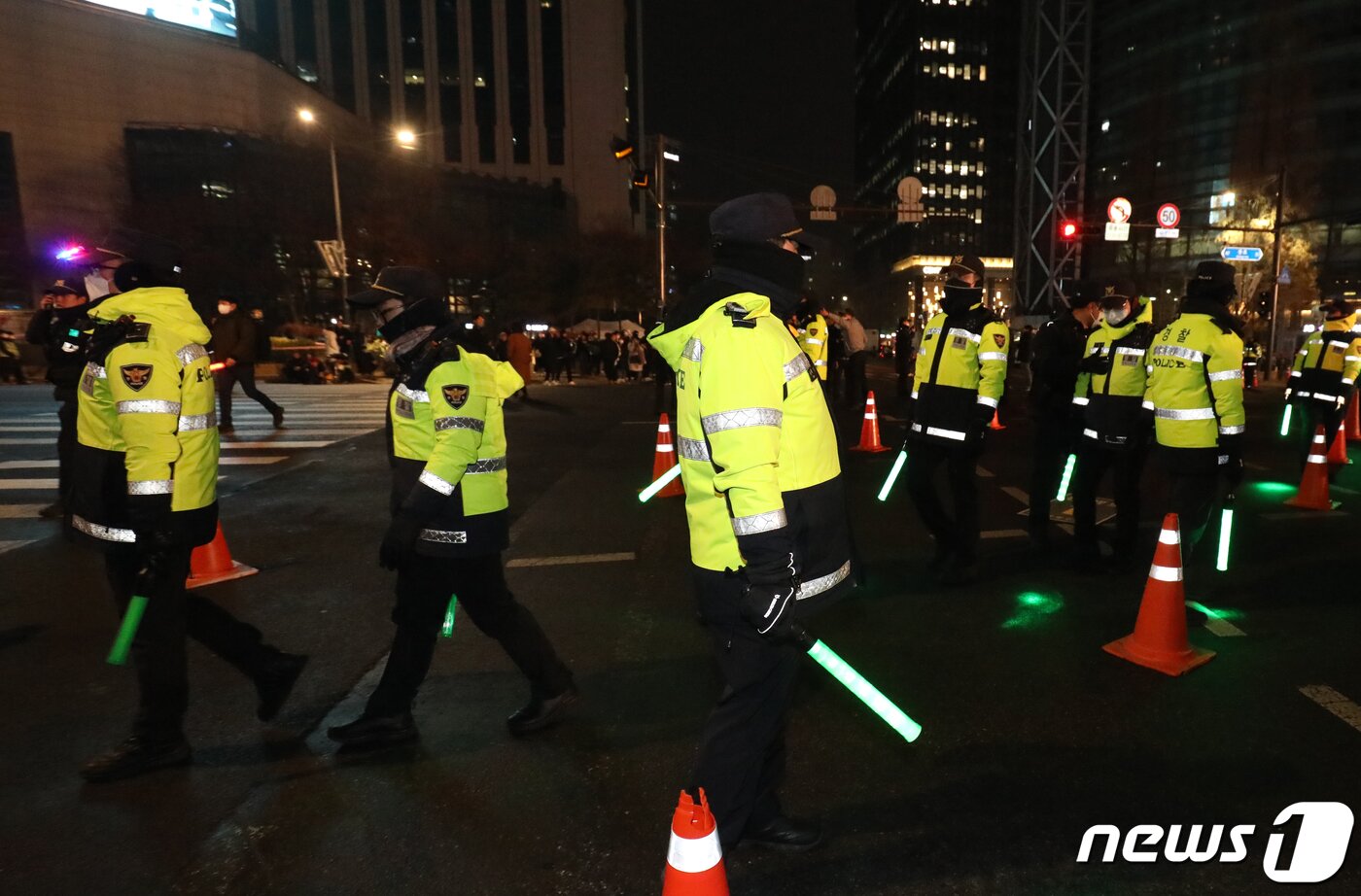 본문 이미지 - 2022년 마지막 날인 31일 서울 종로구 보신각에서 열린 제야의 타종행사를 앞두고 경찰들이 도로 통제를 하고 있다. 2022.12.31/뉴스1 ⓒ News1 송원영 기자