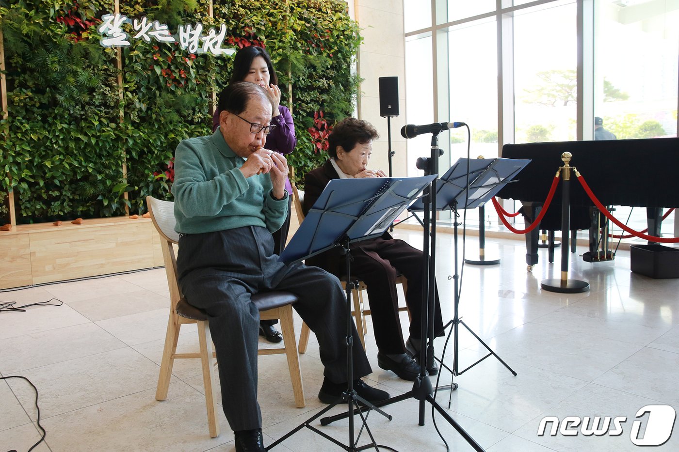 김희수 건양대 명예총장이 아내 김영이 여사와 함께 대전 건양대병원 로비에서 환자들을 위해 오카리나 연주를 하고 있다. &#40;건양대병원 제공&#41; /뉴스1