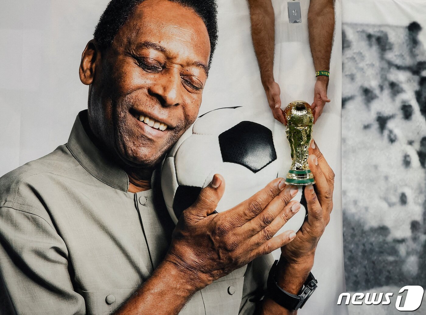 본문 이미지 - 2일(현지시간) 카타르 루사일 스타디움에서 열린 조별리그 G조 3차전 브라질 대 카메룬 경기에서 한 브라질 축구팬이 '축구황제' 펠레가 공을 잡고 있는 손 위치에 가짜 우승컵을 들고 있다. 이날 브라질은 1.5군을 내세워 카메룬에 0 대 1로 패했다. 한편 '펠레의 저주'로 유명한 펠레는 앞서 지난달 24일 1차전 세르비아전을 앞두고 자신의 인스타그램에 "나는 우리가 행복한 결말을 가질 것이라고 확신한다＂며 ＂우승컵을 집으로 가져오라＂고 밝힌 바 있다. 2022.12.02 ⓒ 로이터=뉴스1 ⓒ News1 정윤미 기자
