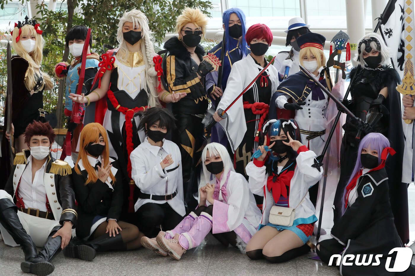 본문 이미지 - 4일 경기도 고양시 킨텍스에서 열린 &#39;애니메이션·게임 페스티벌 2022&#40;AGF 2022&#41;&#39;를 찾은 코스프레 복장의 관람객들이 포즈를 취하고 있다. 2022.12.4/뉴스1 ⓒ News1 박세연 기자