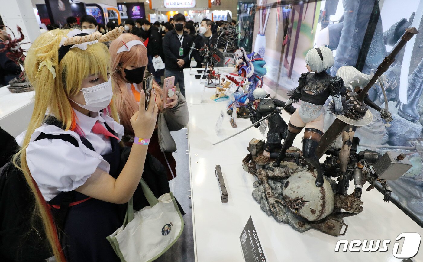 본문 이미지 - 4일 경기도 고양시 킨텍스에서 열린 &#39;애니메이션·게임 페스티벌 2022&#40;AGF 2022&#41;&#39;를 찾은 관람객들이 전시된 피규어를 살펴보고 있다. 2022.12.4/뉴스1 ⓒ News1 박세연 기자