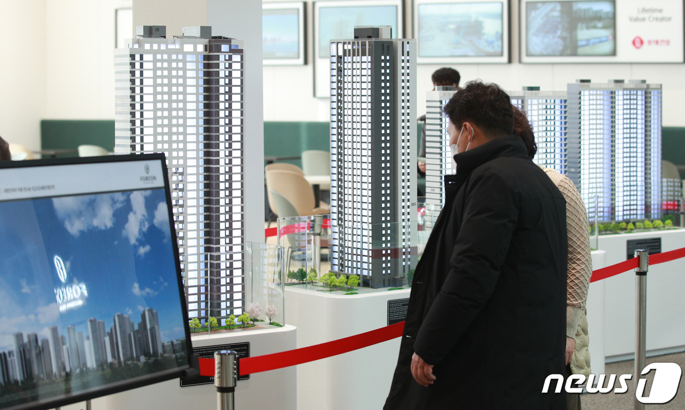 (서울=뉴스1) 안은나 기자 = 올림픽파크 포레온(둔촌주공 재건축) 견본주택 운영 마지막 날인 4일 서울 강동구에 위치한 견본주택을 찾은 시민들이 단지 모형도를 구경하고 있다. 2 …