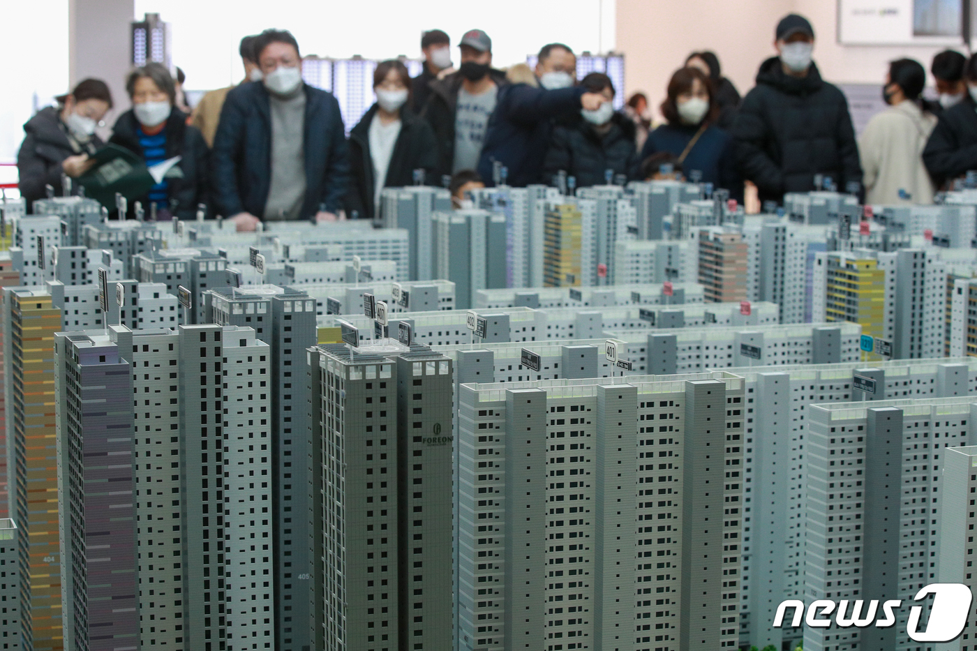 (서울=뉴스1) 안은나 기자 = 올림픽파크 포레온(둔촌주공 재건축) 견본주택 운영 마지막 날인 4일 서울 강동구에 위치한 견본주택을 찾은 시민들이 단지 모형도를 구경하고 있다. …