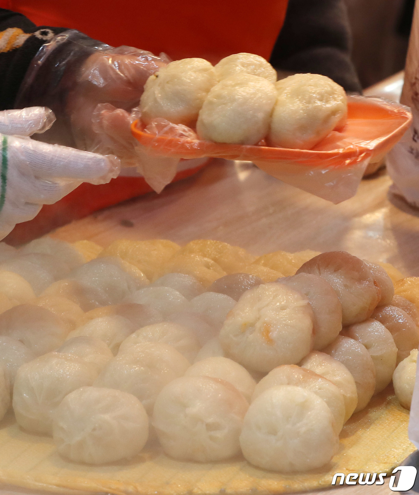 (서울=뉴스1) 박세연 기자 = 서울 최저기온이 영하8도 까지 떨어지는 등 한파가 찾아온 4일 오후 서울 중구 남대문시장의 한 만두집에서 시민들이 따뜻한 만두를 구매하고 있다.기상 …