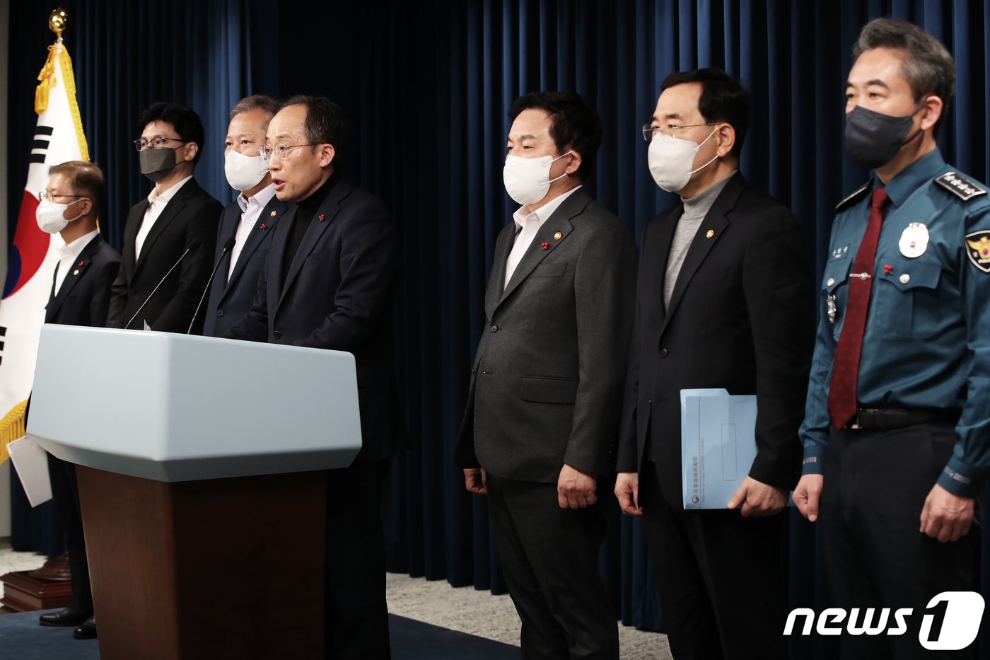 추경호 경제부총리 겸 기획재정부 장관을 비롯한 관계 부처 장관들이 4일 오후 용산 대통령실 청사에서 화물연대 집단 운송거부 관계장관회의 관련 관계 부처 합동 브리핑을 하고 있다. 왼쪽부터 이정식 고용노동부 장관, 한동훈 법무부 장관, 이상민 행정안전부 장관, 추 부총리, 원희룡 국토교통부 장관, 이창양 산업통상자원부 장관, 윤희근 경찰청장. 2022.12.4/뉴스1 ⓒ News1 오대일 기자