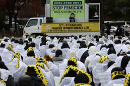 자유발언 이어가는 여성대상 강력범죄 엄벌촉구 시위 참가자들
