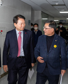 '2+2 협의체' 회의실로 향하는 성일종·김성환