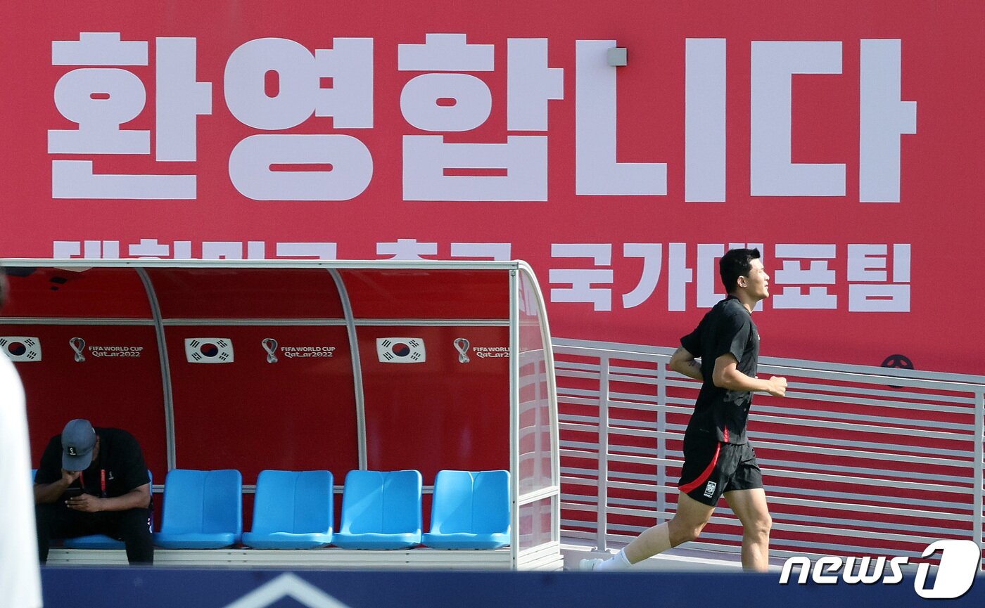 본문 이미지 - 대한민국 축구대표팀 김민재가 4일 오전(현지시간) 카타르 도하 알에글라 트레이닝센터에서 러닝으로 개인훈련을 갖고 있다. 2022.12.4/뉴스1 ⓒ News1 이동해 기자