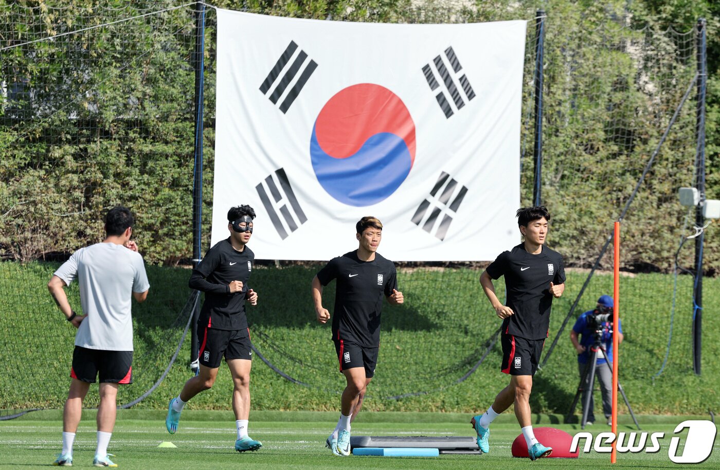 본문 이미지 - 대한민국 축구대표팀 손흥민과 황희찬, 황인범이 4일 오전(현지시간) 카타르 도하 알에글라 트레이닝센터에서 훈련을 하고 있다. 2022.12.4/뉴스1 ⓒ News1 이동해 기자